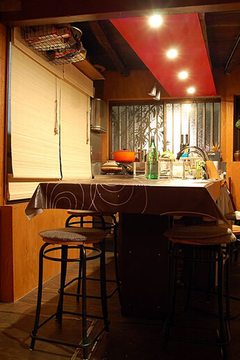 おお～～！！　こちらのキッチンは低予算で現場の変則な形の部屋にぴったりのオリジナルキッチンを大工石岡さんが造作しました。